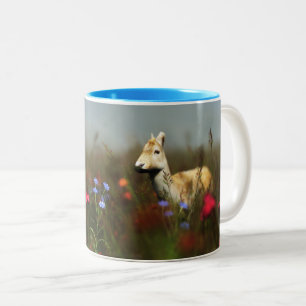 Roe in einer Wiese-Tasse Zweifarbige Tasse