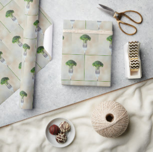 Rohes Brokkoli-Röschen auf einer Gabel Geschenkpapier