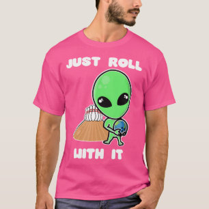 Roll mit ihm Alien Bowling Ball Earth Funny T-Shirt