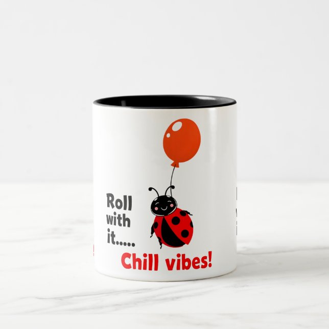 Roll With It Chill Vibes Ladybug Quote Art Zweifarbige Tasse (Mittel)