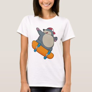Rolle als Skater mit Skateboard T-Shirt
