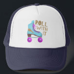 ROLLE MIT IHM | Skate Vintag Roller Truckerkappe<br><div class="desc">Fun-Design für 80er-Liebhaber oder Roller-Skater mit einer Retro-Abbildung eines Roller-Skate in blau mit rosa und ein Imitat goldenen Glitzer Donner Schraube konzipiert. Im Typografentext steht "ROLL WITH IT" in lustigen handgeschriebenen Schriftart. Inspiration und lustiges Zitat.</div>