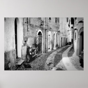 Roller in einer Straße in Italien in Schwarzweiß Poster