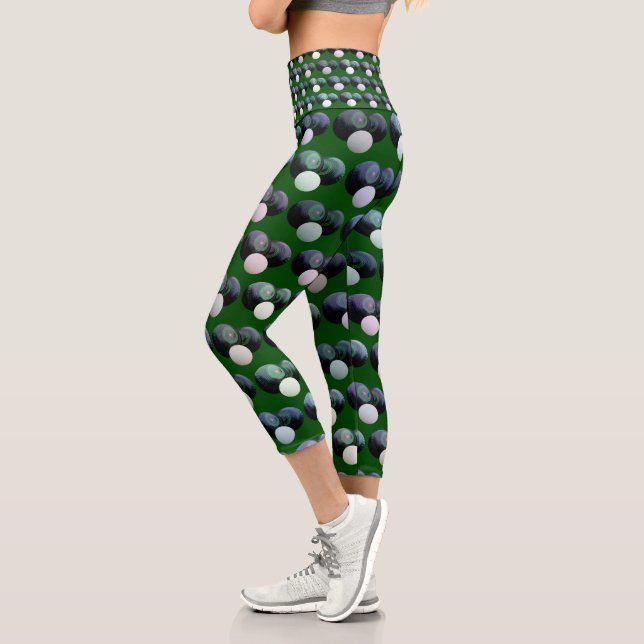 Rollharmonie: Grüne Rasenschalen mit Jack Patten Capri Leggings (Links)