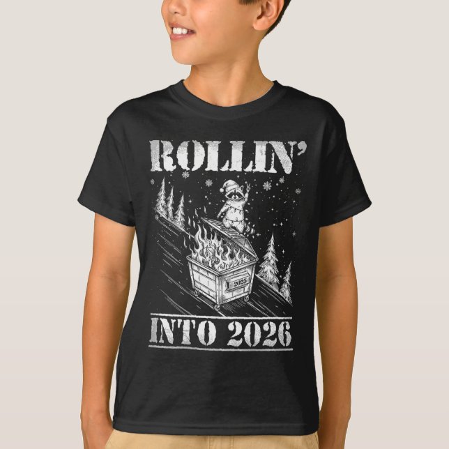 Rollin' Into 2026 Funny Raccoon Dumpster Fire Art  T-Shirt (Vorderseite)