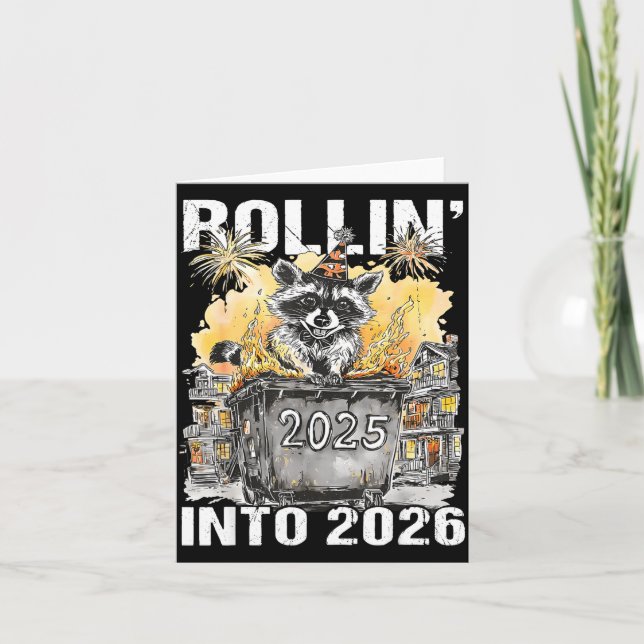 Rolling Into 2026 Trash Racoon Funny New Years Eve Karte (Vorderseite)