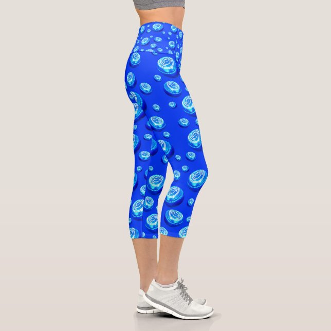 Rollrhythmus: Blaue Rasenbogenmuster in Ölen Capri Leggings (Rechts)
