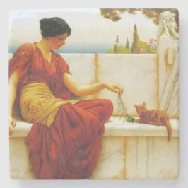 Roman Frau spielt mit ihrer Lieblingskatze Steinuntersetzer