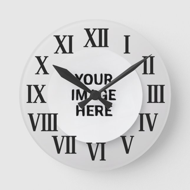 Roman Numeral Wall Clock with Photo and Name Runde Wanduhr (Vorderseite)