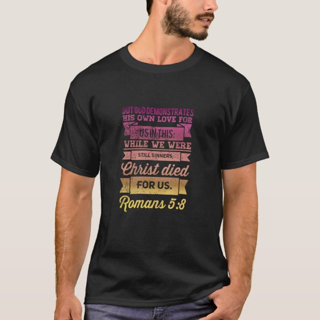 Romans 5:8 Bibelverse Design T-Shirt (Vorderseite)