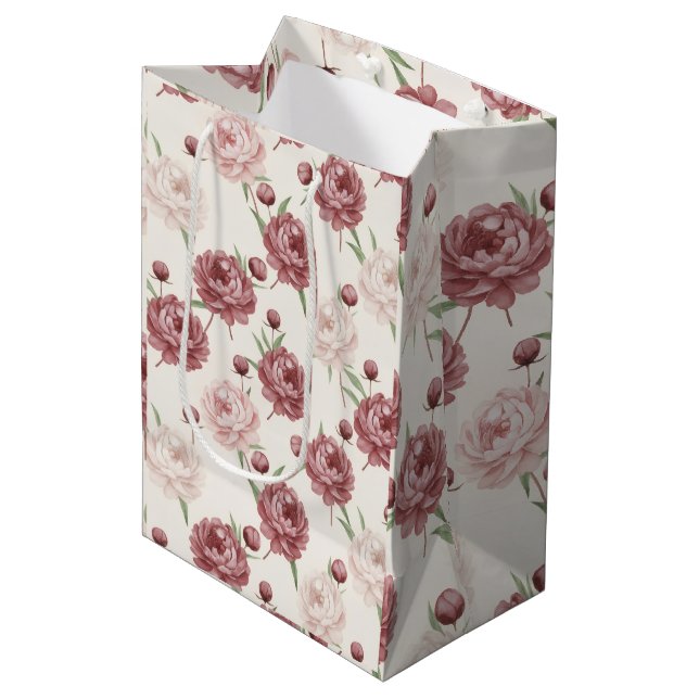 Romantic Blush & Burgundy Peony Floral Pattern Mittlere Geschenktüte (Vorderseite Schrägansicht)