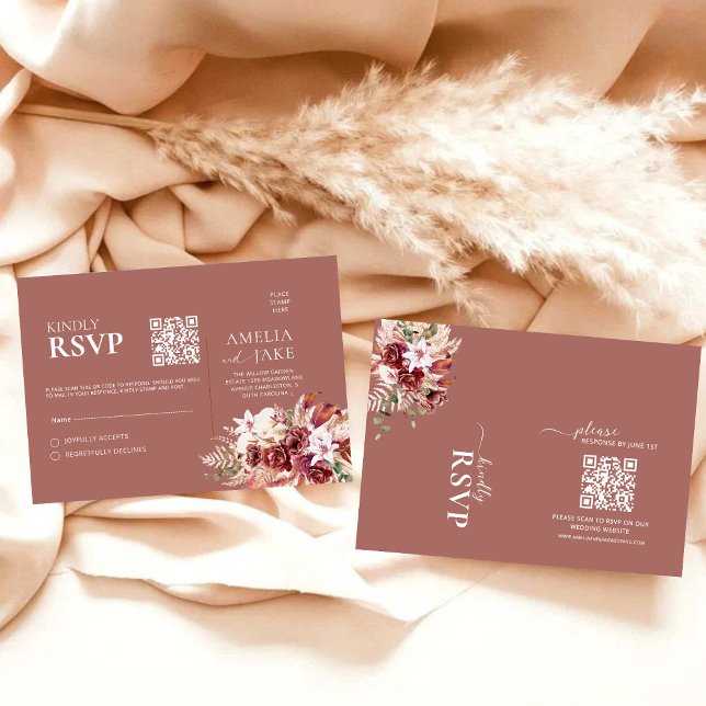 Romantic Burgundy & Dusty Rosewood Floral QR Code  RSVP Karte (Von Creator hochgeladen)