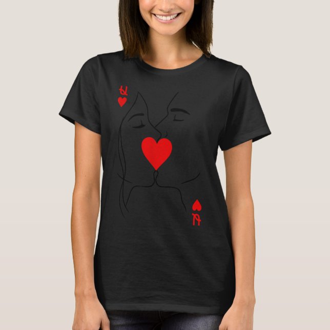 Romantic Couple Kiss Queen Of Hearts Ker Playing C T-Shirt (Vorderseite)