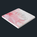 Romantic Glass Hearts Rose Petals Töpfeuntersetzer<br><div class="desc">Elegante und romantische Illustration mit zwei Glasherzen auf einem Bett mit weißen rosa Rosenblättern.</div>