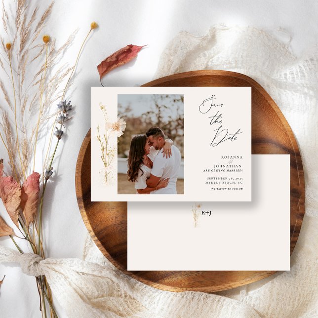 Romantic Gold and Blush Pressed Flowers Photo Save The Date (Von Creator hochgeladen)