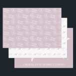 Romantic Travel Theme Passport Briefmarke Flugzeug Geschenkpapier Set<br><div class="desc">Die Briefmarke sind in Lila gehalten, mit rosafarbenen, rosafarbenen Hochzeitspasspassagen, einem Mono-Flugzeug-Herzstück und einer rosafarbenen Weltkarte auf personalisiertem Verpackungspapier mit unterschiedlichen Designs für ein Hochzeit in Urlaubsort-Paar oder ein Brautparty zum Thema Reisen oder Empfang-Tischdekoration. Geben Sie den Ort der Hochzeit, die Namen der Ehepaare und das Hochzeitdatum ein, um die...</div>