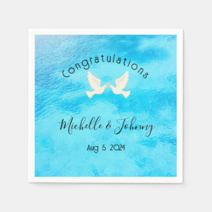 Romantik - zwei Tauben mit rosa Herz auf blau Serviette