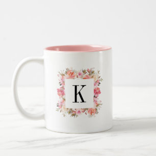 Romantisch erröten Blüten-Blumenmonogramm Zweifarbige Tasse