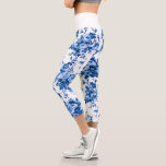 Romantische antike Vintage Rose blau auf Weiß Capri Leggings<br><div class="desc">Elegante und klassische antike Vintage Delft-blaue Rose auf weißem Hintergrund. Waistband Farbe ist anpassbar.</div>