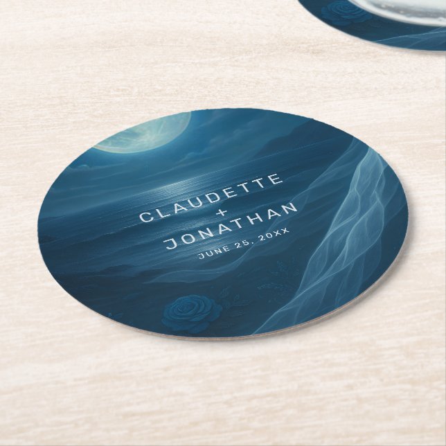 Romantische blaue mondhelle Strandhochzeit mit ben Runder Pappuntersetzer (Angewinkelt)