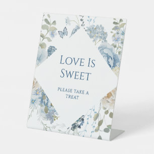 Romantische bläuliche Hochzeitsstimmung Liebe ist Sockelschild
