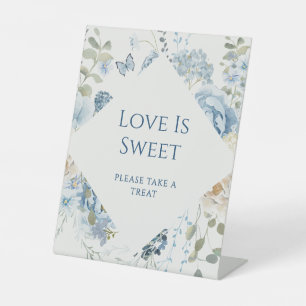 Romantische bläuliche Hochzeitsstimmung Liebe ist  Sockelschild