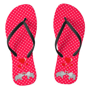 Romantische Elefanten und rote Herzen auf Punkten Flip Flops