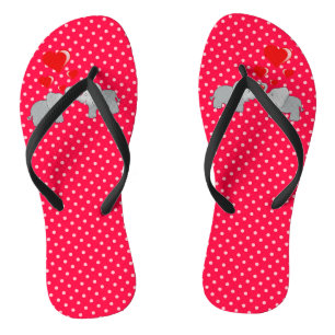 Romantische Elefanten und rote Herzen auf Punkten Flip Flops