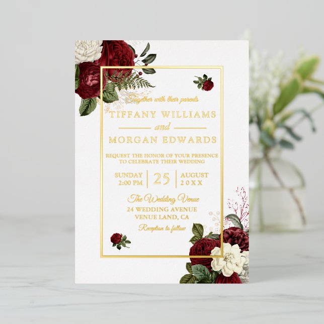 Romantische Eleganz: Hochzeit von Burgund und Weiß Folieneinladung (Stehend vorne)