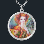 ROMANTISCHE FRAU MIT PEACOCK FEATHER VERSILBERTE KETTE<br><div class="desc">Originelle,  zeitgenössische Aquarellmalerei mit goldener Folie und strahlenden Farben in leuchtendem Grün,  Gelb Orange ,  aquamarin,  Turquase,  Weiß. Elegante,  wunderschöne brünette Frau,  rote,  grüne,  glitzernde goldene Stoffe aus einem barocken Kostüm mit Pfauenfedern .Gemälde von Bulgan Lumini (c).</div>