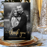 Romantische Goldschrift 2 Schwarz-weißes Foto Hoch Dankeskarte<br><div class="desc">Elegante Chic Romantische Gold Kalligraphie Script 2 Schwarz-weißes Foto Custom Wedding Dankeschön Karte. Vielen Dank an Ihre Freunde und Verwandten, dass sie mit dieser personalisierten Dankeschön-Karte an Ihrem besonderen Tag teilgenommen haben. Es zeichnet sich durch ein elegantes und stilvolles Wirbles Kalligrafie-Design aus, das Schwanz-Skript-Textüberlagerungen für den Schriftart in Swash überträgt....</div>