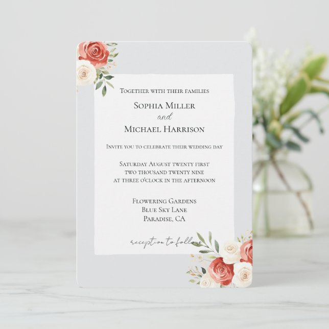 Romantische graue rote cremige Rosen Hochzeit Einladung (Stehend Vorderseite)