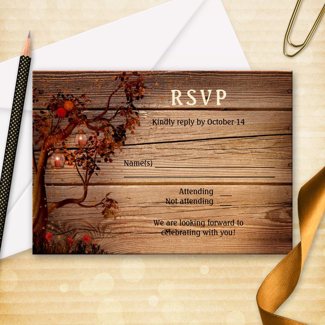 Romantische Hochzeit im Herbst RSVP-Karte Einladung (RSVP card featuring an autumn tree with fall leaves, roses and candle lit lanterns on rustic wood)