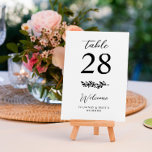 Romantische Hochzeit Tischnummer<br><div class="desc">Elegante Hochzeitskarte mit einer Kombination aus klassischem Hochzeitsskript und eleganter Serife,  einem grünen Zweig und schwarzen Schriftart auf weißem Hintergrund.</div>