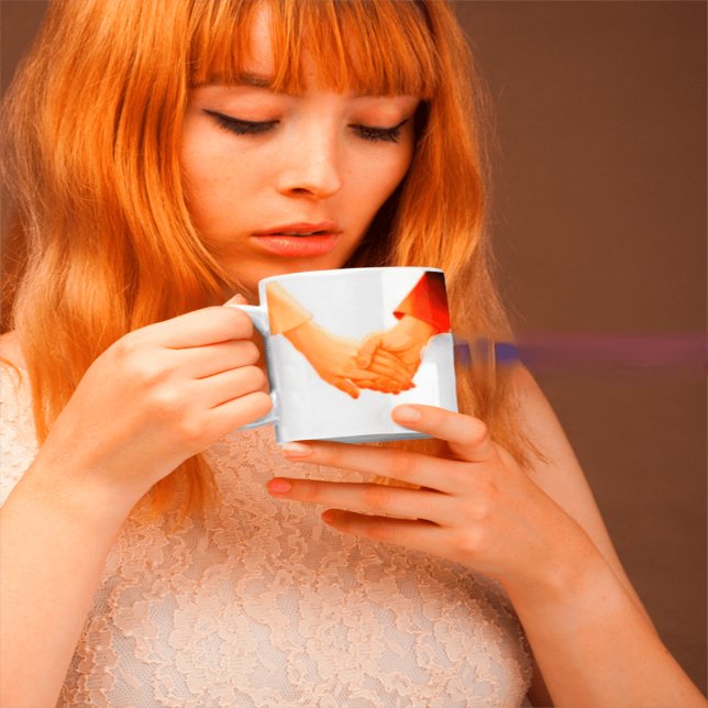 "Romantische Holding Hands Illustration Tasse - Li (Von Creator hochgeladen)