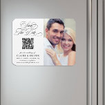 Romantische Kalligrafie - QR-Code Save the Date Fo Magnet<br><div class="desc">Dieses romantische Drehbuch Ankündigung Datum freihalten Magnet ist perfekt für eine einfache Hochzeit. Das minimalistische Schwarz-Weiß-Design zeichnet sich durch elegante und romantische Wirble Kalligraphie-Schriftzeichen mit QR-Code und Foto aus. Für eine weiter gehende Anpassung dieses Designs klicken Sie bitte auf den BUTTON BLAU DESIGN TOOL oben!</div>