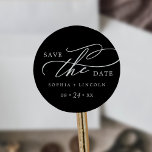 Romantische Kalligrafie, Schwarz-Save the Date-Sti Runder Aufkleber<br><div class="desc">Dieser romantische,  schwarz Save the Date Aufkleber ist perfekt für eine Hochzeit. Das moderne klassische Design besticht durch extravagante Wirbel und skurrile Schnörkel mit herrlich eleganter Typografie auf dunkelschwarzem Hintergrund. Personalisieren Sie die Aufkleber mit Ihren Namen und Hochzeitstermin.</div>