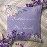 Romantische Lavendel-Hochzeit mit floralen Farben Kissen<br><div class="desc">Aquarellfarbene Blumendesigns sind in der Welt der Hochzeiten immer beliebter geworden. Dieses Design zeichnet sich durch sanfte, zarte Aquarellstriche in Weiß- und Lavendelfarbe aus, die ein Gefühl von Romantik und Eleganz wecken. Die Kombination aus Pastellfarben und lebhaften Farben verleiht dieser Hochzeitssuite ein traumhaftes und skurriles Ambiente, das sie perfekt für...</div>