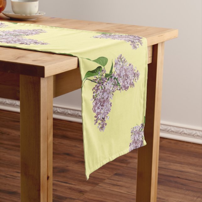 Romantische Lilacs auf Cream Table Runner Mittelgroßer Tischläufer (Beispiel)