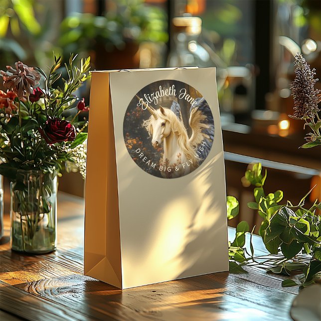 Romantische Märchenwaldlandschaft mit Flügeln Runder Aufkleber (Von Creator hochgeladen)