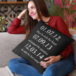 Romantische Momente Personalisiert Termine Gewohnt Kissen<br><div class="desc">Perfektes Geschenk für frisch gezogene Paare. Passen Sie es mit Ihren unvergesslichen Momenten und der bevorzugten Hintergrundfarbe an.</div>