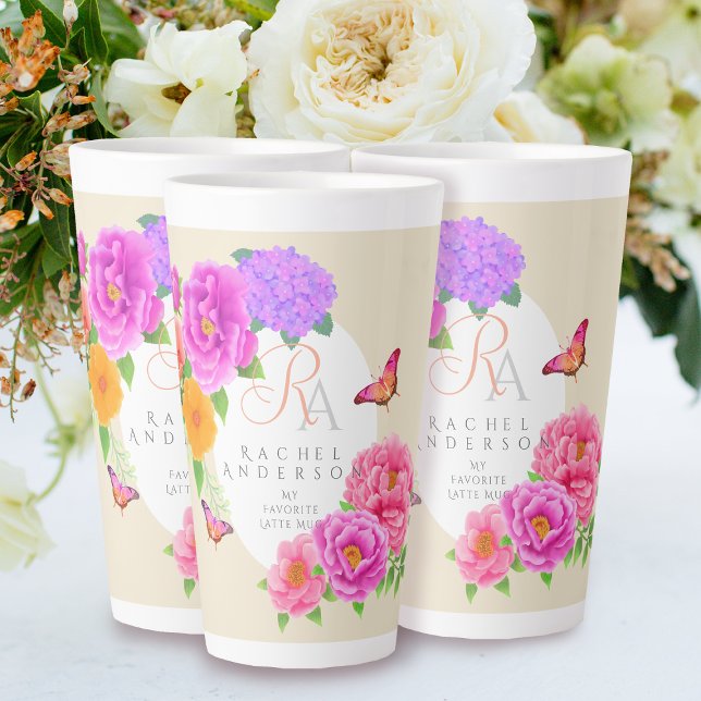 Romantische Monogram Peonies Garden Beige Milchtasse (Romantic Peonies Garden Monogram Beige Latte Mug.)