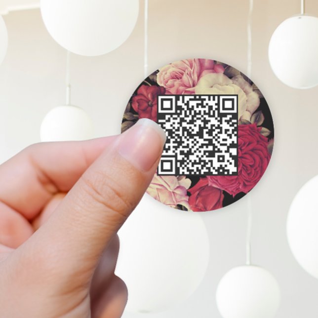 Romantische Moody Floral QR Code Black Runder Aufkleber (Pretty wedding sticker features a beautiful vintage look floral pattern and your qr code.)