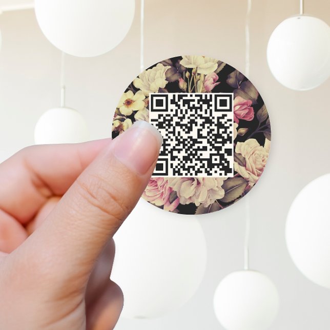 Romantische Moody Floral QR Code Black Runder Aufkleber (Pretty wedding sticker features delicate blooms and your qr code on an elegant black background.)