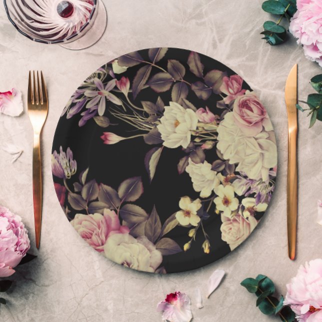 Romantische Moody Floral Wedding Black Pappteller (This pretty vintage look floral wedding paper plate is perfect for a wedding or special occasion.)