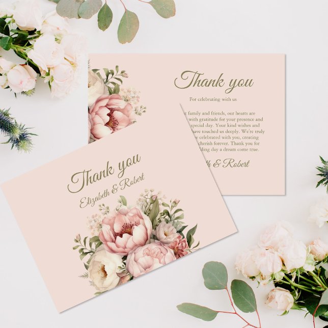Romantische Pfirsich und Blütenpink-Blumenzehen Dankeskarte (Romantic Peach and Blush Pink Floral Wedding Thank You Card on a table with pale pink flowers.)