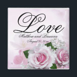 Romantische Pink Roses Personalisiert Keepake Wedd Magnet<br><div class="desc">Schöne rosa Rosen und der Hintergrund schaffen einen eleganten rosa Blumenkuchenmagnet. Das Wort Liebe wird oben in einem großen und formalen Schriftart geschrieben. Ihr Name und Ihr Hochzeitstermin finden Sie unten. Schöne Gastgeschenk Hochzeit.</div>