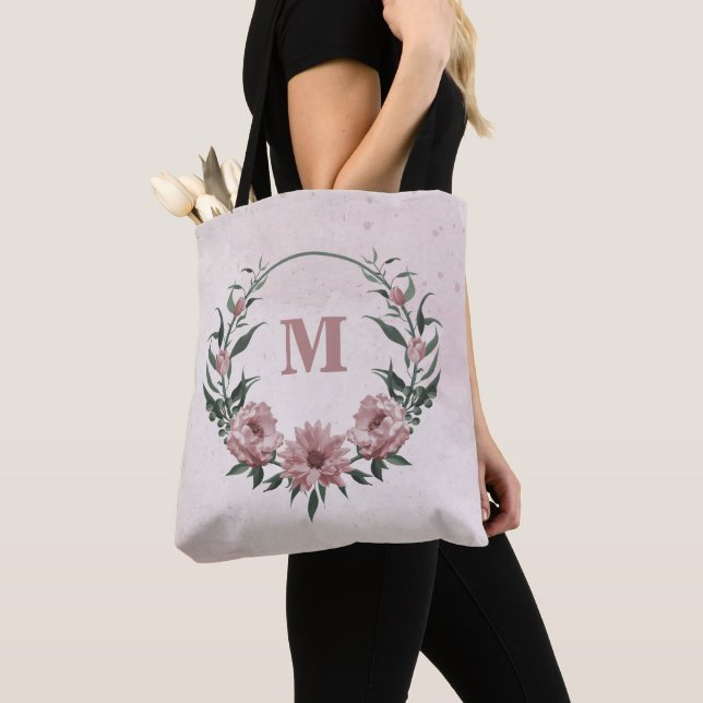 Romantische rosa Blume und grüne Blätter (Von Nahem)