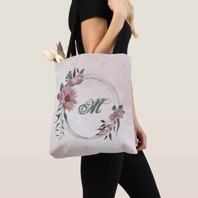 Romantische rosa Blume und grüne Blätter (Von Nahem)