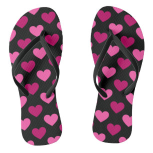 Romantische rosa Herzen auf schwarzem Muster Flip Flops